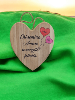 Targa in legno forma cuore personalizzata chi semina amore raccoglie felicità con nomi - immagine 2