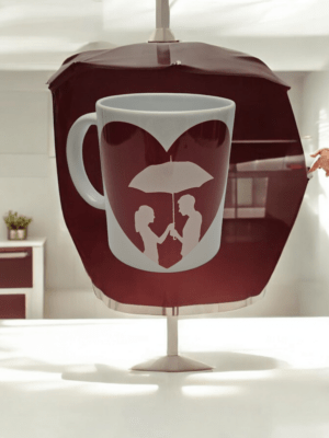 Tazza bianca con immagine innamorati nel cuore con ombrello - immagine 2