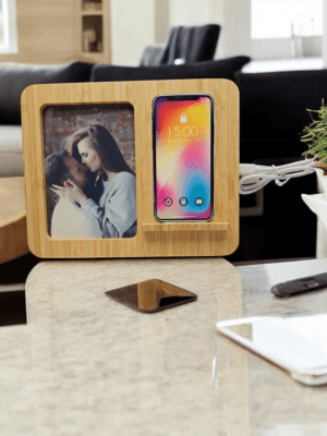 Porta foto personalizzato con caricabatteria wireless con cornice in bamboo  idea regalo - immagine 2